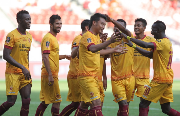 Sriwijaya FC Angkat Trofi Piala Gubernur Kaltim 2018