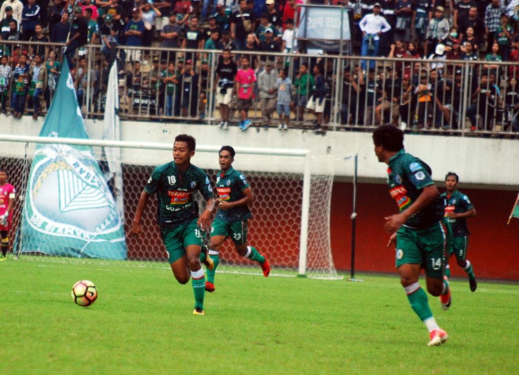Pemain PSS bernomor punggung 18, Bima Reksa menggiring bola saat ujicoba melawan PSMS Medan. (Medcom.id-Ahmad Mustaqim)
