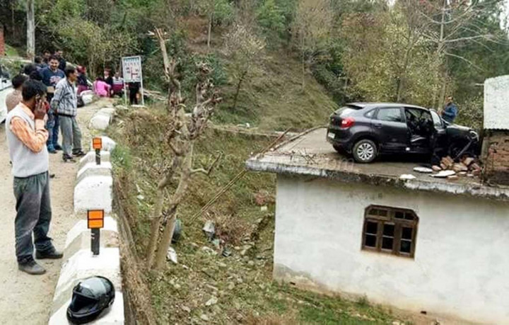 Lepas Kendali, Suzuki Baleno Ini Mendarat di Atap