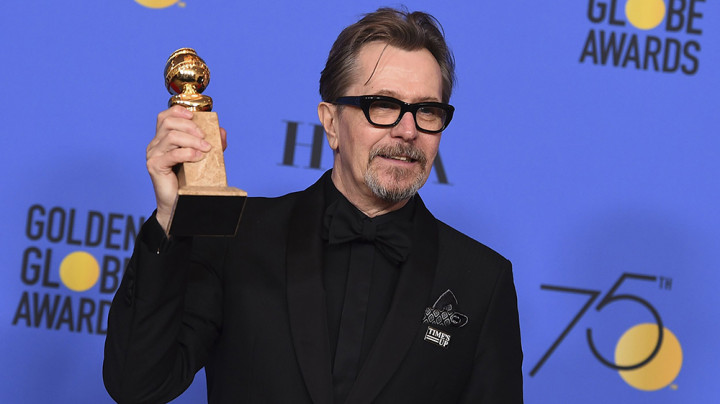 Gary Oldman Dedikasikan Kemenangan di Oscar untuk Ibunda