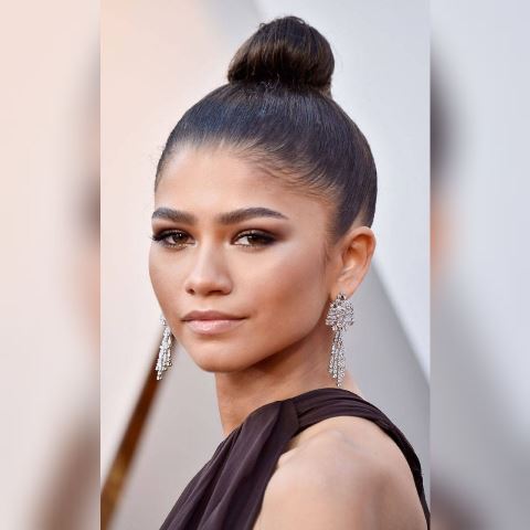 Dengan balutan busana Giambattista Valli Haute Couture, Bulgari jewelry and Brian Atwood shoes, Zendaya masuk dalam nominasi busana terbaik di ajang Oscar 2018 ini. (Foto: All photos courtesy of Oscars.com/Eonline.com)