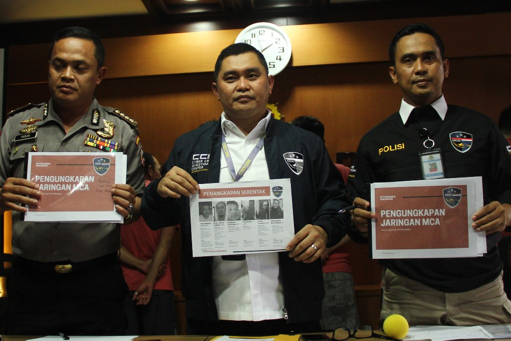 Direktur Tipid Siber Bareskrim Polri, Brigjen Pol Fadil Imran (tengah) saat konpers pengungkapan pelaku ujaran kebencian dan berita bohong / hoax di Kantor Bareskrim, Jakarta. (Foto: MI/Adam Dwi)