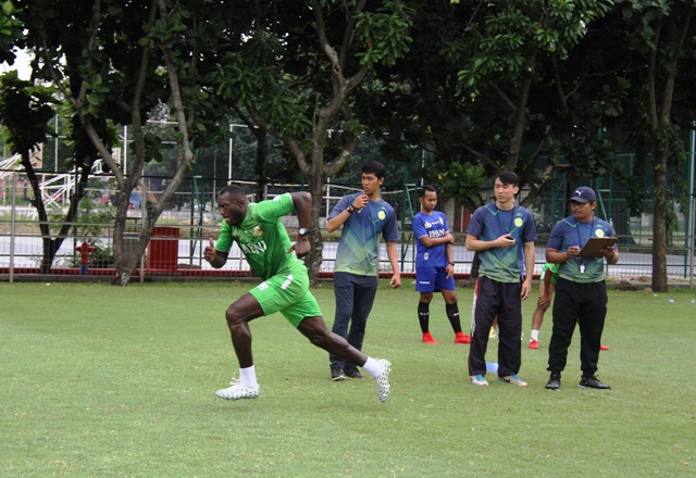 Pemain Bhayangkara FC sedang diuji fisik oleh tim pelatih-Medcom.id/Monic