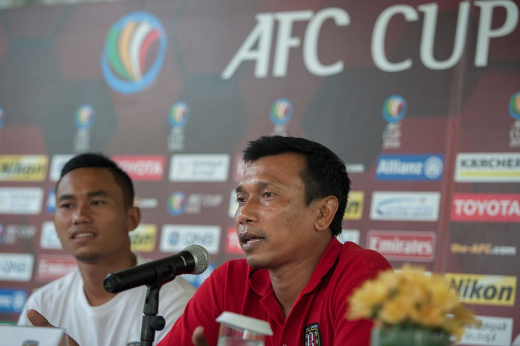 Pelatih klub Bali United Widodo C Putro  bersama pemain Ricky Fajrin (kiri) menyampaikan kesiapan timnya dalam konferensi pers jelang laga Piala AFC 2018 di Sanur, Bali,ANTARA FOTO/Nyoman Budhiana