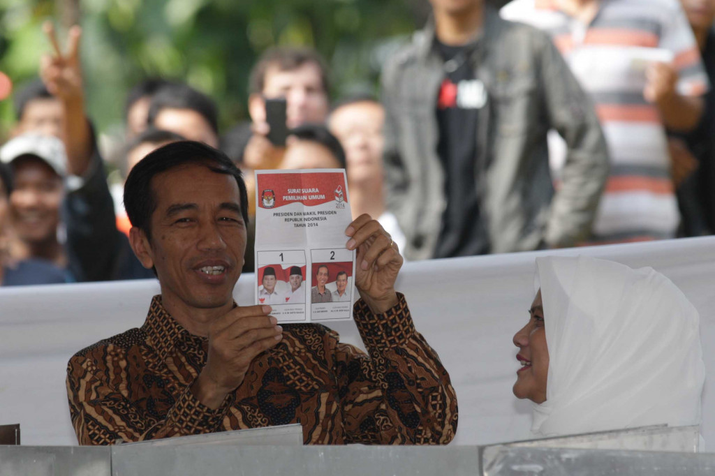 ILUSTRASI: Joko Widodo memeriksa kertas suara yang akan dicoblosnya saat Pilpres 2014 lalu/MI/RAMDANI