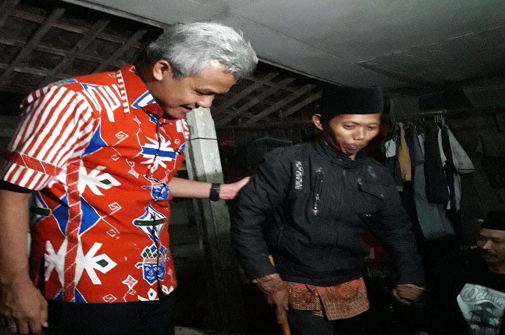 Ganjar Pranowo temui warga sakit stroke di Magelang, Selasa 6 Maret 2018, Medcom.id - Budi
