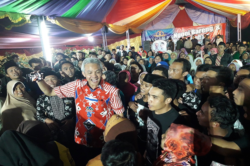 Ganjar Pranowo membuat vlog bersama warga di Magelang, Selasa 6 Maret 2018, Medcom.id - Budi Arista