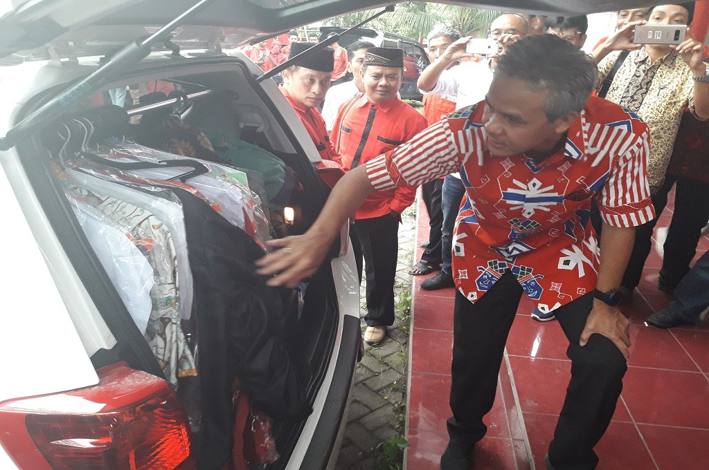 Ganjar Pranowo menunjukkan barang bawaannya di dalam mobil selama berkampanye di Magelang, Selasa 6 Maret 2018, Medcom.id - Budi