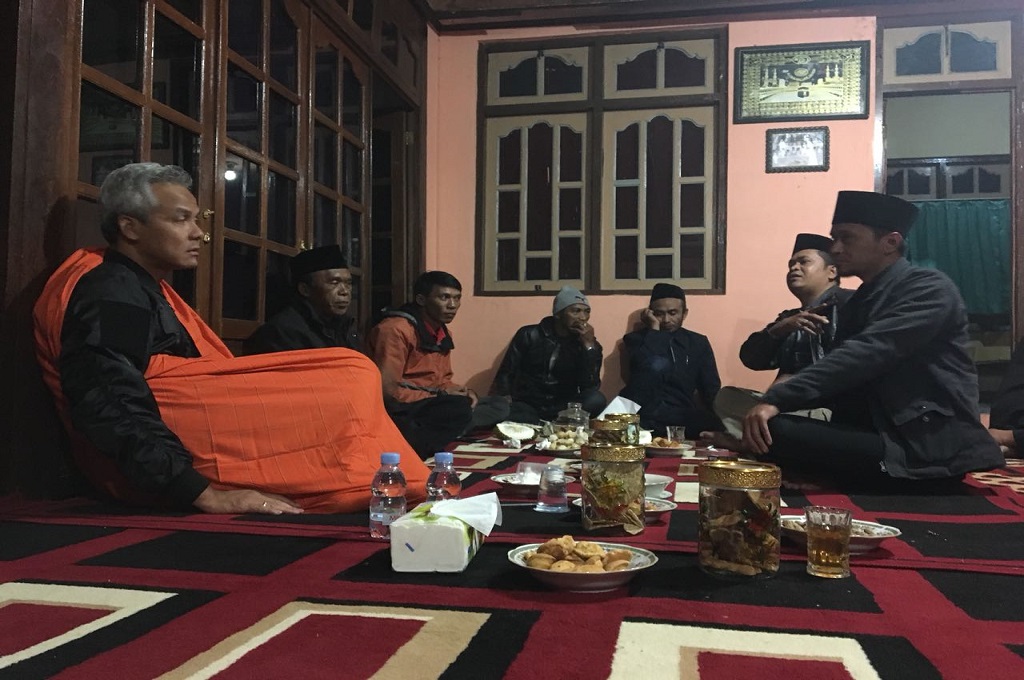 Ganjar Pranowo berbincang dengan warga di lereng Gunung Sinabung Magelang, Selasa 7 Maret 2018, Medcom.id - Budi