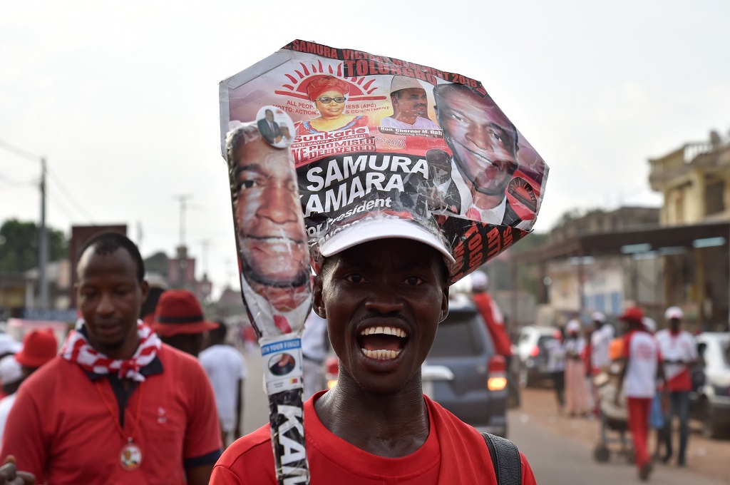 Salah satu pendukung capres Samura Kamara dalam kampanye di Freetown, Sierra Leone, 5 Maret 2018. (Foto: AFP/ISSOUF SANOGO)