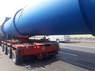 Truk Pengangkut Pipa 80 Ton Berhenti Tol Cikampek Macet