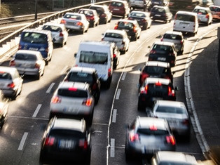 Imbas Kecelakaan Truk, Tol Jakarta-Cikampek Macet Parah
