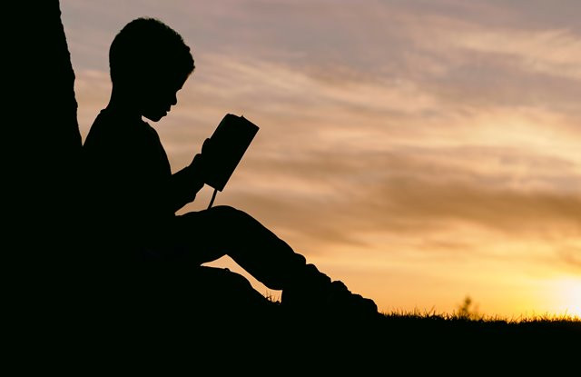 Studi menemukan bahwa anak perempuan menyumbang dua pertiga korban, sedangkan anak laki-laki yang berada dalam gambar dan video online mengalami kejadian yang terburuk. (Foto: Aaron Burden/Unsplash.com)
