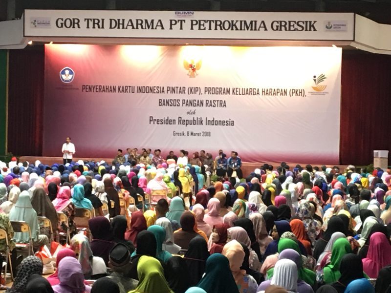 Presiden Jokowi dalam acara penyerahan PKH, KIP dan Bansos Rastra. (Medcom.id/Amal).