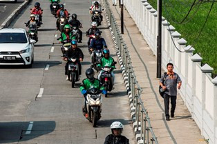 Pengamat: Pembagian Jalur di Trotoar Sudirman tak Jelas