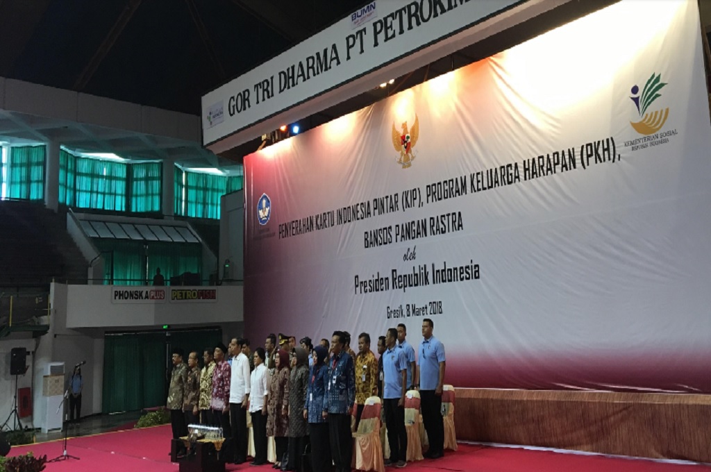 Presiden RI Jokowi beserta sejumlah pejabat dalam acara penyerahan Kartu Indonesia Pintar di Gresik, Kamis, 8 Maret 2018, Medcom.id - Amaluddin