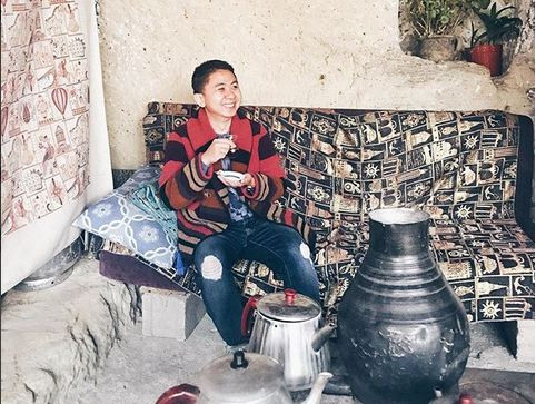 Ini Orang  yang Sering Bikin Netizen Pengin ke Luar Negeri