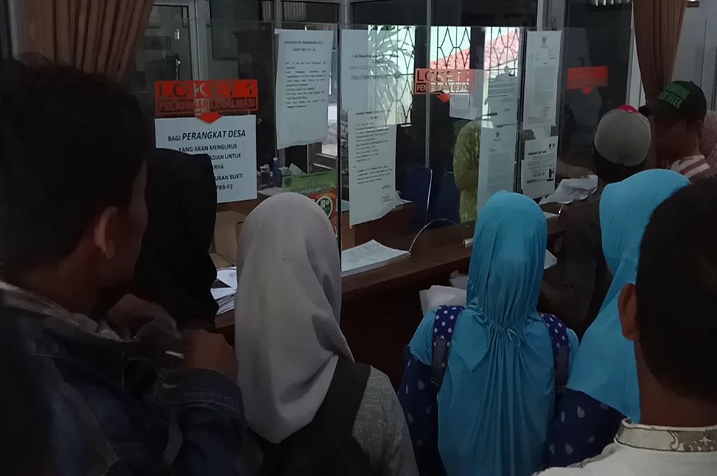 Warga mengantre di loket pelayanan KTP el di Disdukcapil Brebes, Selasa 24 Oktober 2017, Medcom.id - Kuntoro