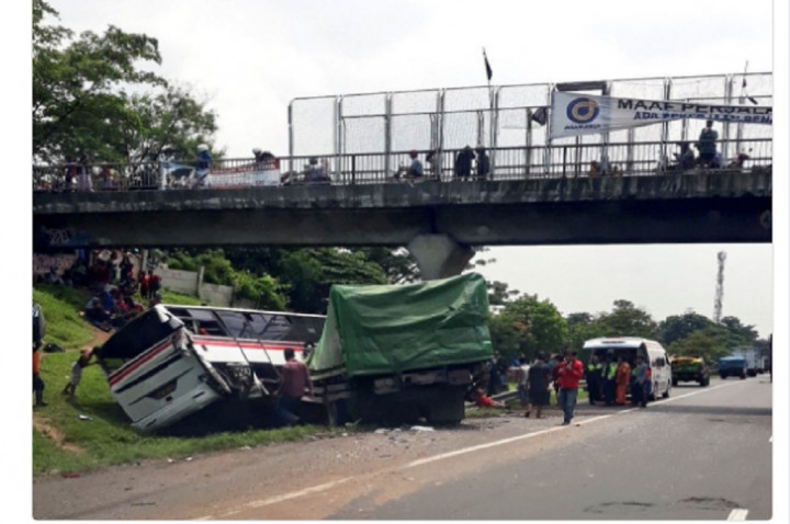 Truk Tabrak Bus Primajasa di Tol Jakarta-Cikampek