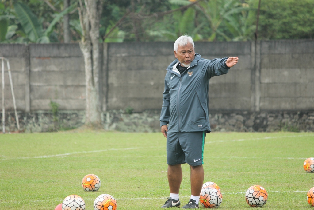 Pelatih Timnas Putri Indonesia Satia Bagdja Ijatana saat memimpin sesi latihan sekaligus seleksi Timnas Putri yang akan tampil di Piala AFF 2018 (Foto: medcom.id/Fitra Iskandar)