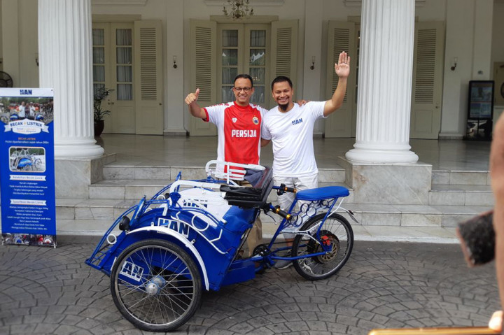Putra Amien Rais Serahkan <i>Prototype</i> Becak Listrik ke Anies