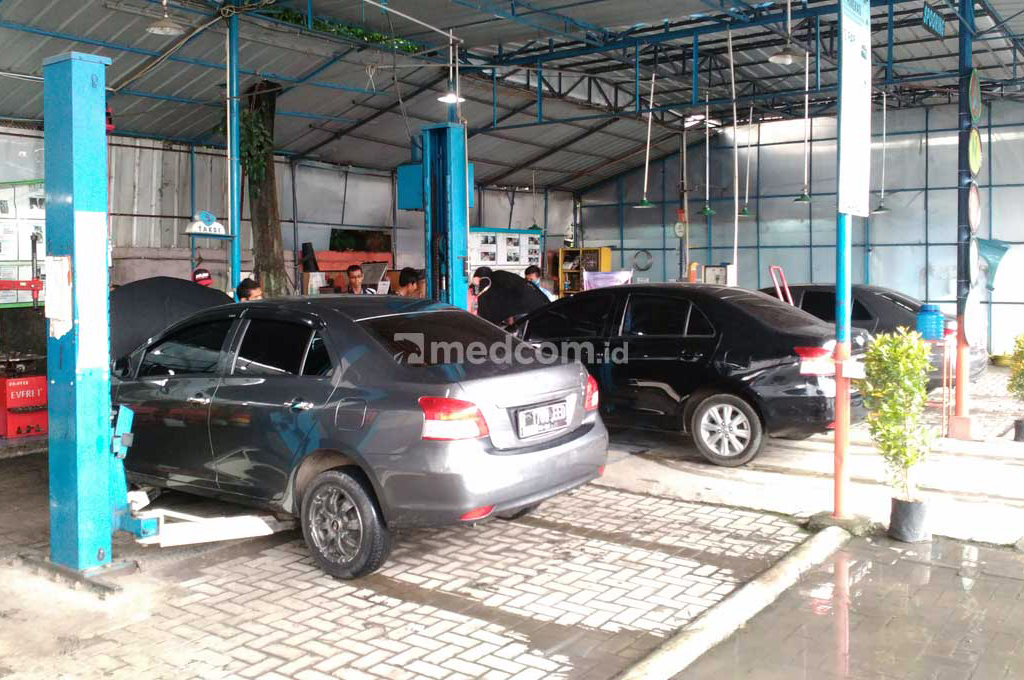 Wajib memperhatikan kondisi mesin ketika membeli mobil seken. Medcom.id/M. Bagus Rachmanto