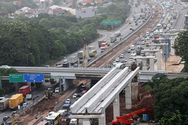 endaraan melintas di samping salah satu lokasi pengerjaan pembangunan infrastruktur di ruas Jalan Tol Jakarta-Cikampek, Jawa Barat. (ANT/Risky Andrianto)