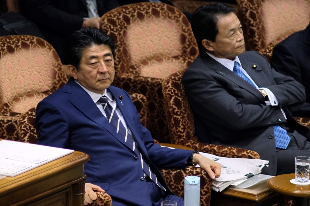 PM Jepang Shinzo Abe (kiri) bersama Menkeu Taro Aso dalam sebuah sesi di parlemen, Tokyo, 8 Maret 2018. (Foto: AFP/KAZUHIRO NOGI)
