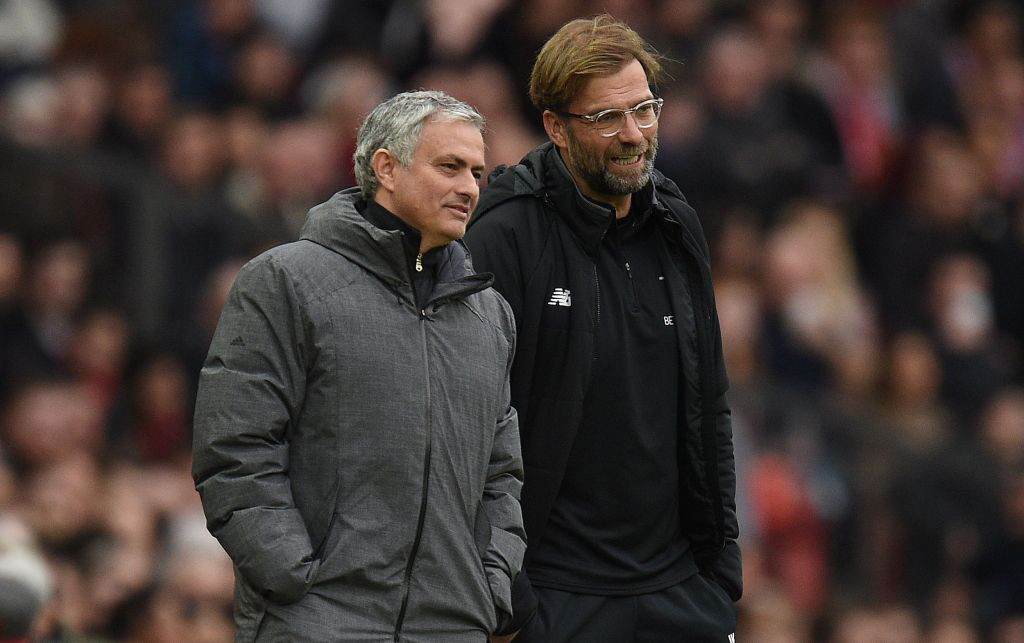 Jose Mourinho (kiri) saat bercakap dengan Juergen Klopp (kanan) dalam pertandingan Manchester United kontra Liverpool (Foto: AFP/Oli Scarff)