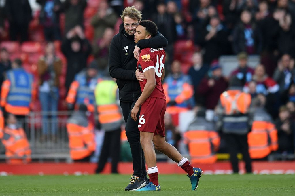 Juergen Klopp saat coba menghibur bek mudanya, Trent Alexander-Arnold usai Liverpool kalah dari MU (Foto: AFP/OLI SCARFF)