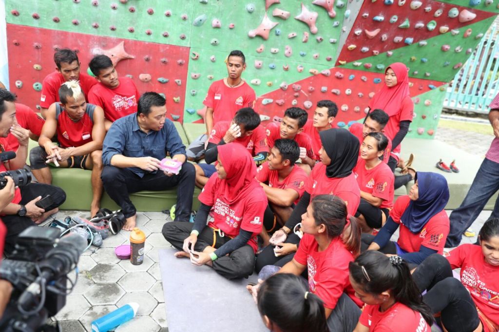 Menpora Imam Nahrawi saat berdiskusi dengan atlet panjat tebing Indonesia yang tengah menjalani pelatnas Asian Games 2018 (Foto: medcom.id/A. Firdaus)