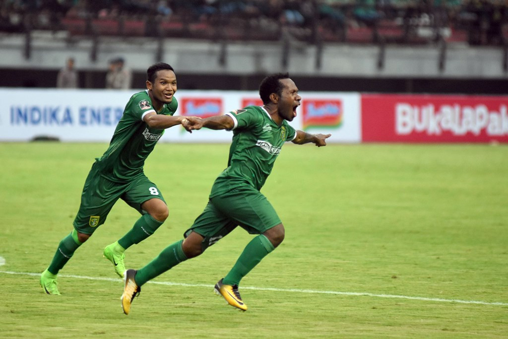 Pesepak bola Persebaya Surabaya Yohanes Ferinando Pahabol (ANTARA FOTO/M Risyal Hidayat)