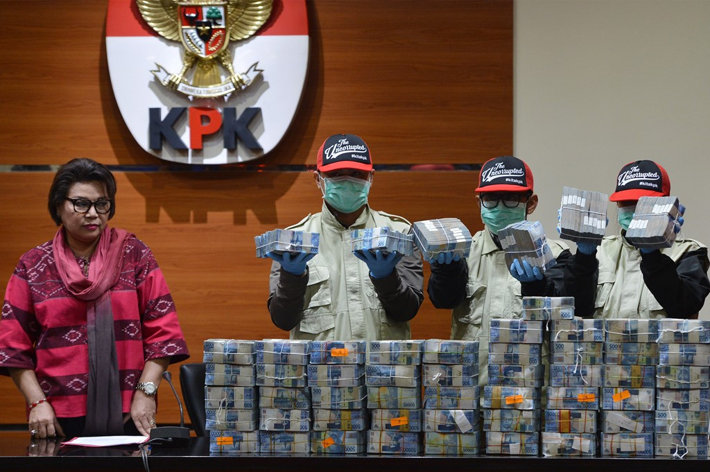 Penyidik KPK memperlihatkan barang bukti uang yang disita KPK dari pengembangan operasi tangkap tangan KPK terhadap Wali Kota Kendari Adriatma Dwi Putra dan ayahnya calon gubernur Sultra Asrun di gedung KPK, Jakarta. (Foto: ANTARA/Wahyu Putro)