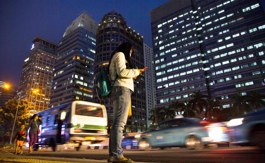 Ilustrasi: Pekerja menunggu bus yang akan ditumpangi di trotoar kawasan Sudirman, Jakarta. Foto: MI/Ramdani.