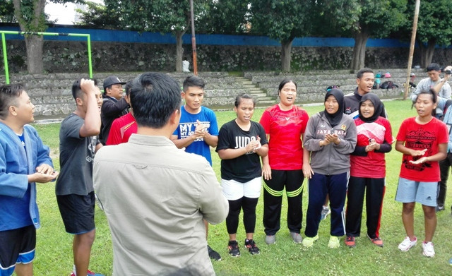 Menpora Imam Nahrawi (belakangi kamera) saat mendengarkan yel-yel para atlet difabel Indonesia yang sedang bersiap untuk Para Asian Games 2018-Medcom.id/A.Firdaus