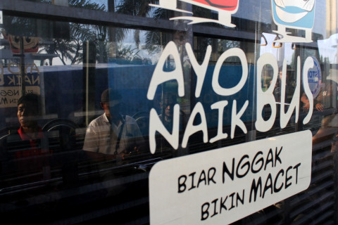 Ilustrasi: Penumpang memasuki ruang dalam bus Transjabodetabek