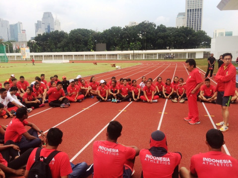 Atlet atletik Pelatnas mendengar pengarahan dari Ketua Umum PB