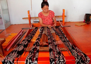 Cerita di Balik Kain Tenun NTT di Peragaan Busana Internasional