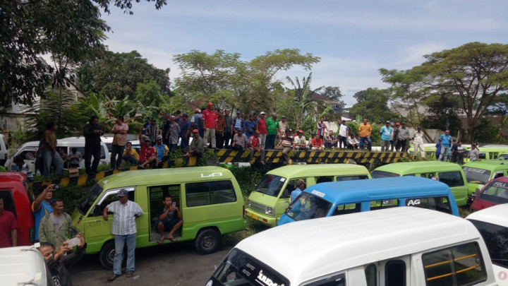 Ratusan Sopir Angkot di Malang Demo