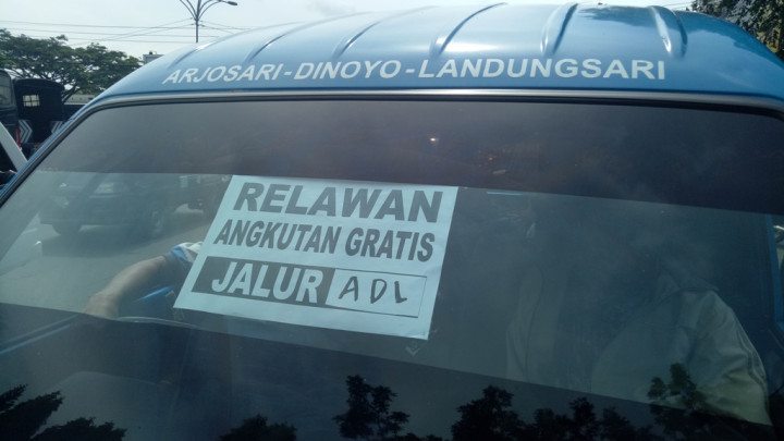 Tak Ikut Demo, Puluhan Angkot Jadi Relawan