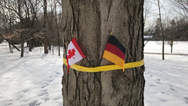 Salah pasang bendera oleh Kerajaan Kanada saat menyambut Raja dan Ratu Belgia. (Foto: TIME)