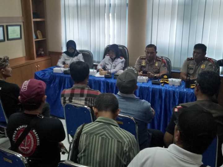 Sopir Angkot Permasalahkan Kuota Taksi Online di Malang