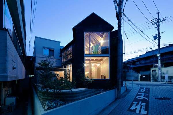 Jendela besar di Mushroom House sekaligus merupakan pintu. designboom/spacespace