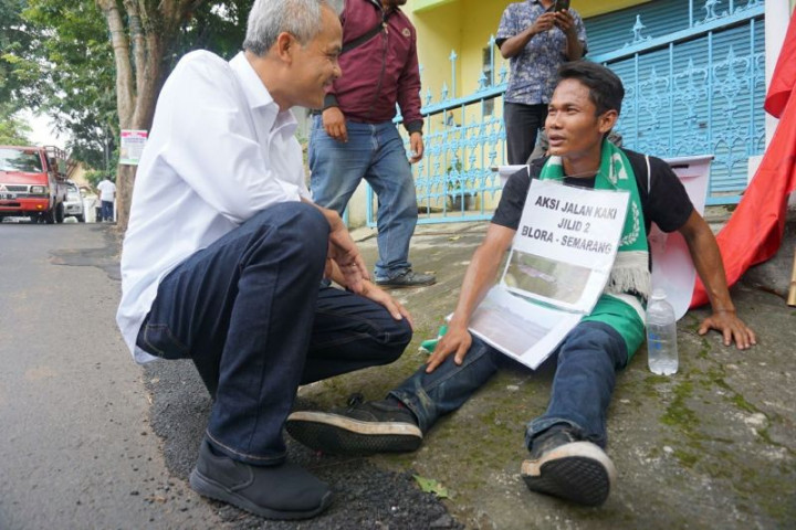 Jalan Kaki Blora-Semarang Pria Ini <i>Ngadu</i> ke Ganjar