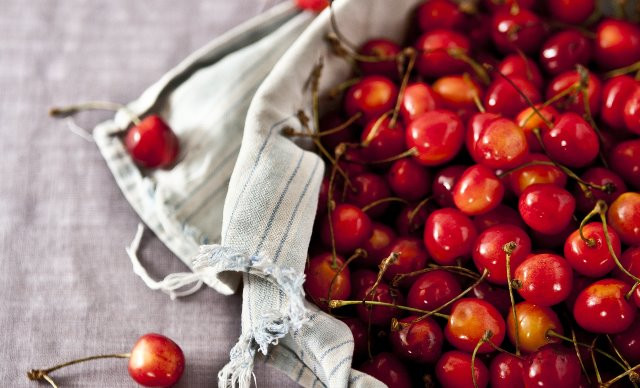 Tren fotografi beautiful mess dimana barang-barang atau momen yang menarik sengaja diberi kesan berantakan ini sedang tren. (Foto: Neha Deshmukh/Unsplash.com)