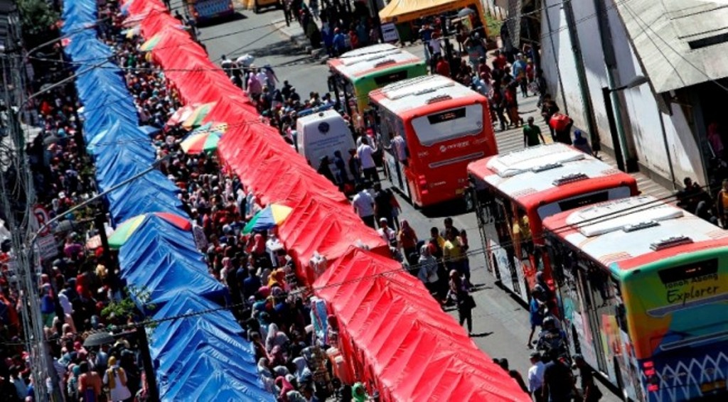 Suasana pembeli memadati area pedagang kaki lima (PKL) Tanah Abang di Jalan Jatibaru Raya, Jakarta Pusat. Foto: MI/Rommy Pujianto.