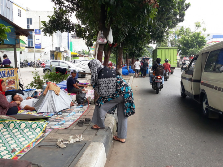 Rela Tidur di Trotoar Demi Masuk Rudenim