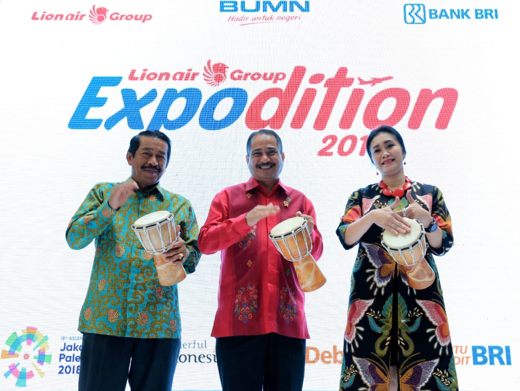 Menteri Pariwisata Indonesia Arief Yahya, President Director Lion Air Group Edward Sirait, dan Direktur Konsumer BRI Handayani saat pembukaan Lion Air Group Expodition 2018 (Foto: Lion Air)