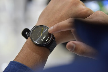 Vivomove HR, Jam Tangan Analog Pintar dari Garmin
