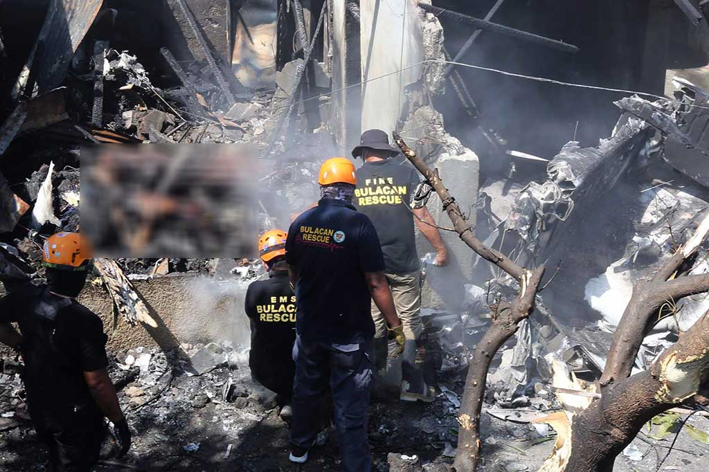 Pesawat Jatuh dan Tabrak Rumah, 10 Tewas